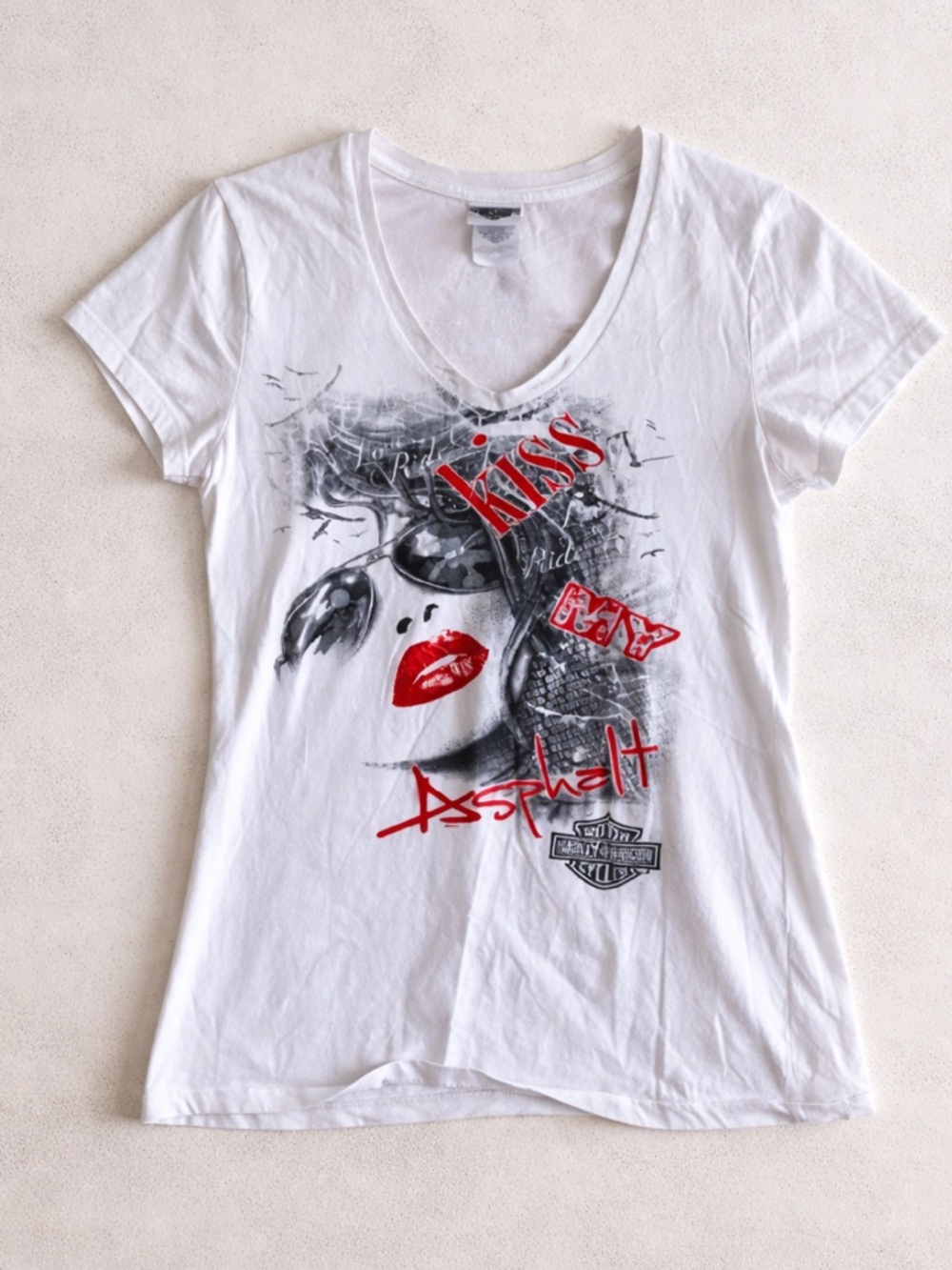 Y2K Harley-Davidson 2-Sided Graphic Tee Size Medium White V-Neck Kiss Lips Biker